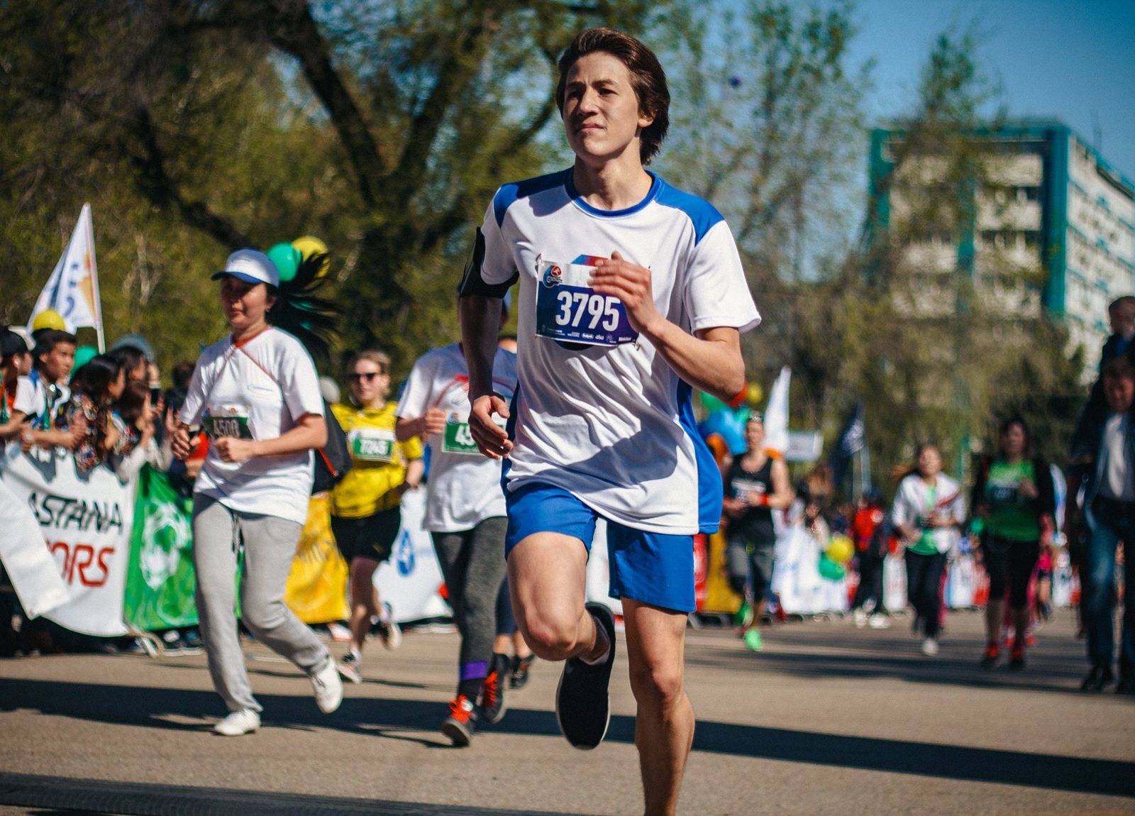 Almaty marathon. Алматинский марафон. Казахский марафонец. Алматы марафон 2023. Алматы марафон фото.